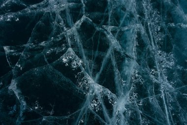 Gölde şeffaf buzda beyaz çatlaklar