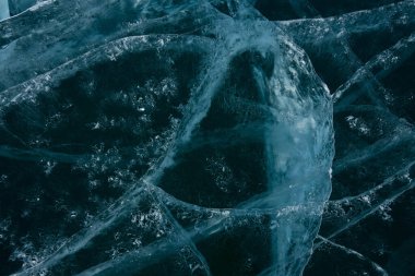 Gölde şeffaf buzda beyaz çatlaklar