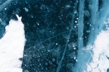 Donmuş ve şeffaf bir göldeki desenler