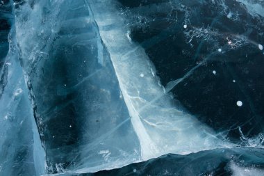 Donmuş ve şeffaf bir göldeki desenler