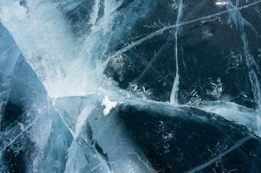 Donmuş ve şeffaf bir göldeki desenler