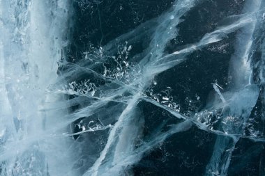 Donmuş ve şeffaf bir göldeki desenler