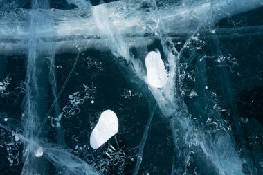 Donmuş ve şeffaf bir göldeki desenler