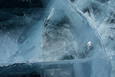 Donmuş ve şeffaf bir göldeki desenler