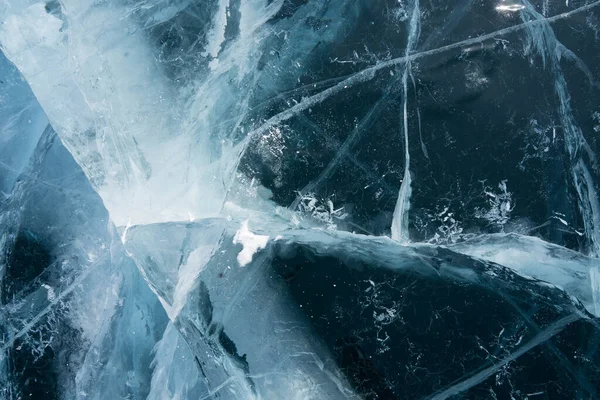 Donmuş ve şeffaf bir göldeki desenler