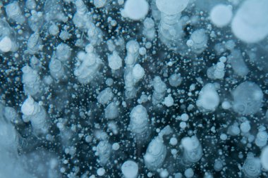 Açık mavi ve donmuş gölde kabarcıklar