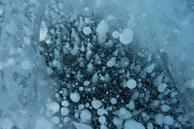 Açık mavi ve donmuş gölde kabarcıklar