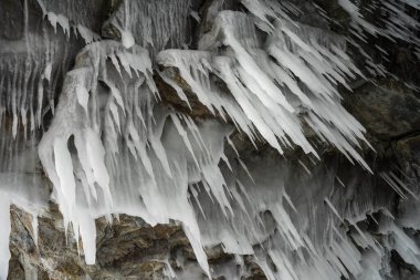 Buz ve kar kalıpları ve buz sarkıtları kayaların üzerinde ve kışın bir mağarada