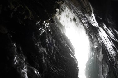 Buz ve kar kalıpları ve buz sarkıtları kayaların üzerinde ve kışın bir mağarada