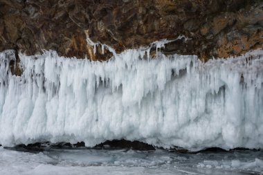 Buz ve kar kalıpları ve buz sarkıtları kayaların üzerinde ve kışın bir mağarada