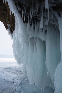 Buz ve kar kalıpları ve buz sarkıtları kayaların üzerinde ve kışın bir mağarada