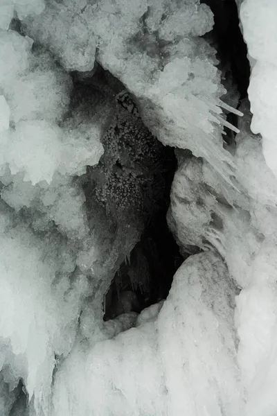 Patrones Hielo Nieve Carámbanos Las Rocas Una Cueva Invierno — Foto de Stock