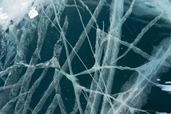 Lago transparente gelado com padrões congelados — Fotografia de Stock