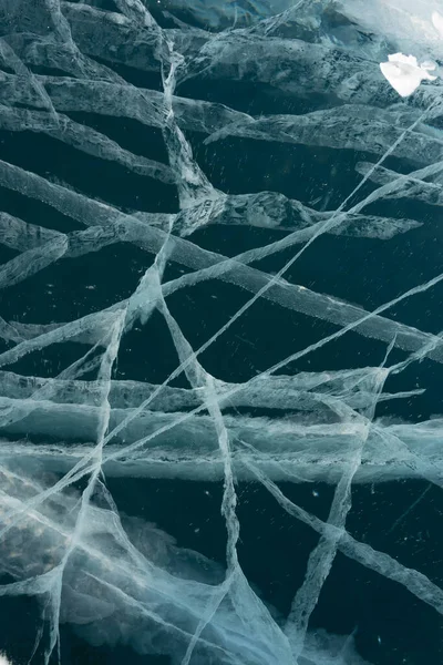 Lago transparente gelado com padrões congelados — Fotografia de Stock