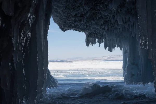 Blaue Höhle mit Eis und Eiszapfen im Winter — Stockfoto