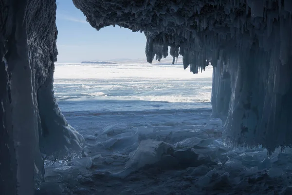 Μπλε σπηλιά με πάγο και παγάκια το χειμώνα — Φωτογραφία Αρχείου