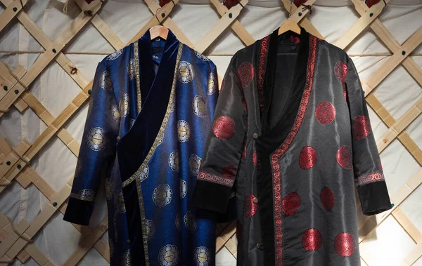 Ulusal Buryat kostümü askıda asılı.