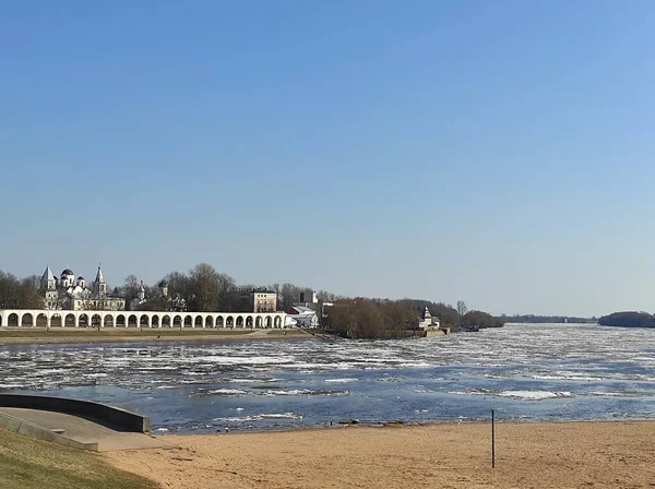 Remblai de rivière au printemps avec mouettes — Photo