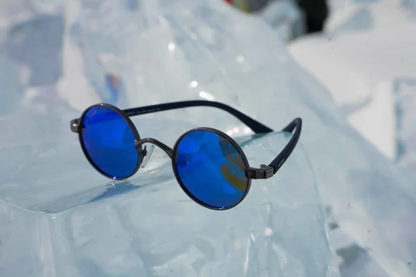 Blaue Sonnenbrille Liegt Auf Eis Der Sonne Stockfoto
