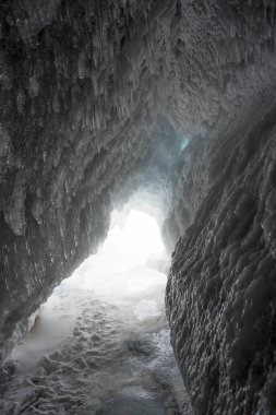 Buz ve karla kaplı bir mağara.