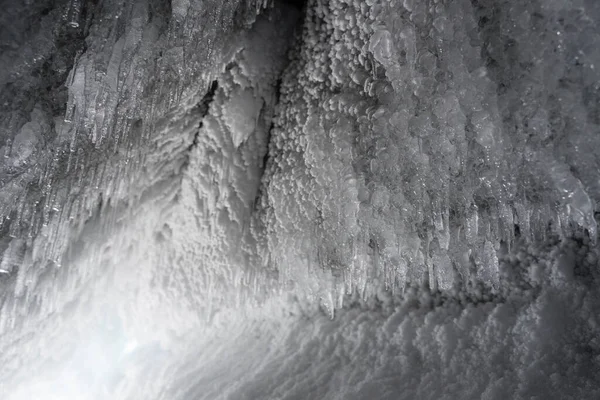 Een grot bedekt met ijs en sneeuw — Stockfoto