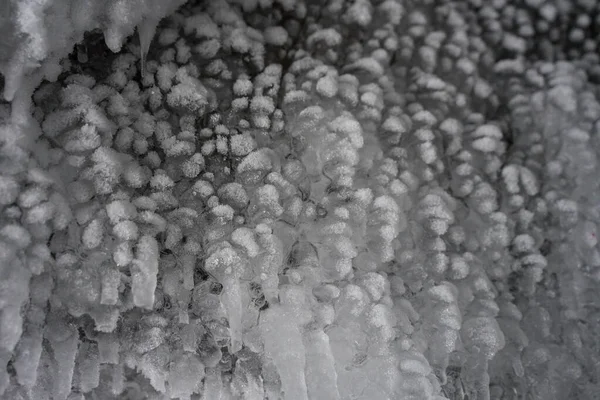 Uma Caverna Coberta Gelo Neve Com Uma Saída — Fotografia de Stock