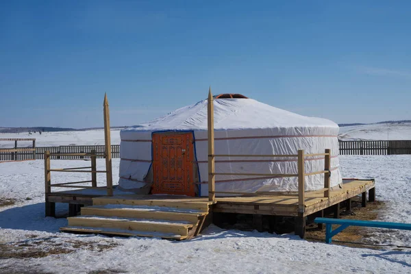 Witte yurt in de winter in de zon overdag Rechtenvrije Stockafbeeldingen