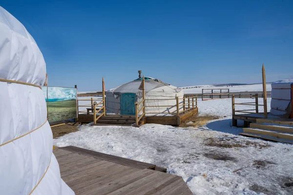 Weiße Jurte im Winter tagsüber in der Sonne lizenzfreie Stockfotos