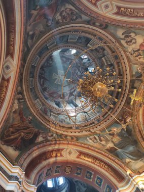 Kilisenin içindeki dekorasyon Güneş ışınlarında