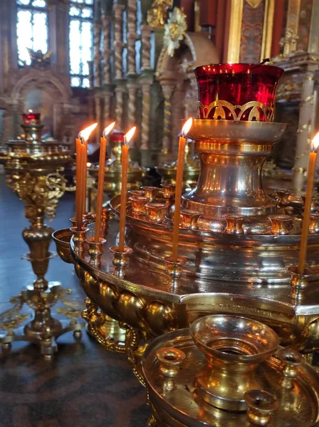 Decorazione all'interno della chiesa ai raggi del sole — Foto Stock