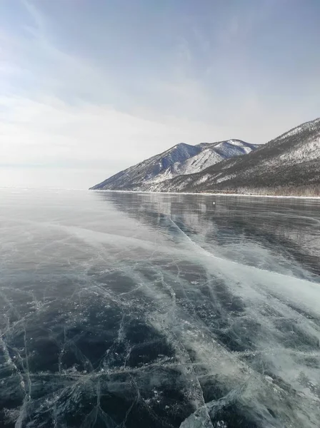 Lago com gelo transparente e rachaduras — Fotografia de Stock