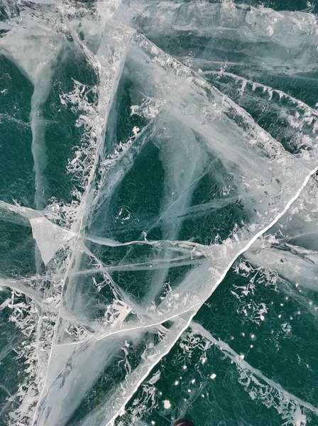 Lago com gelo transparente e rachaduras — Fotografia de Stock