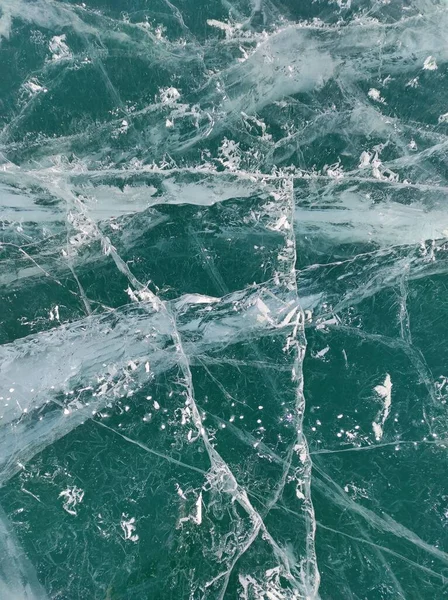 Lago con hielo transparente y grietas —  Fotos de Stock