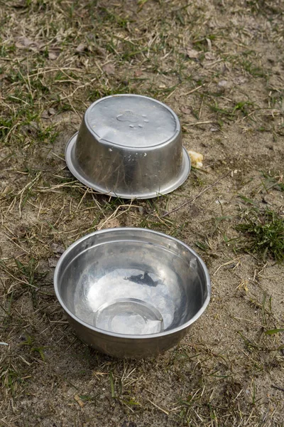 Een ijzeren dierenbak ligt op het gras — Stockfoto