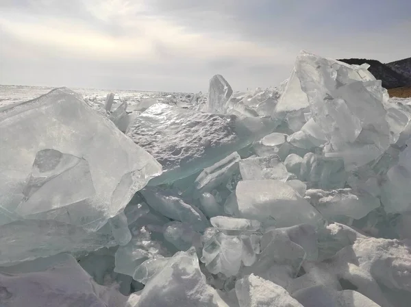 Güneşin altında saydam buz kalıpları — Stok fotoğraf