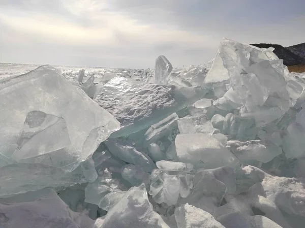 Transparente Eisblöcke in der Sonne — Stockfoto