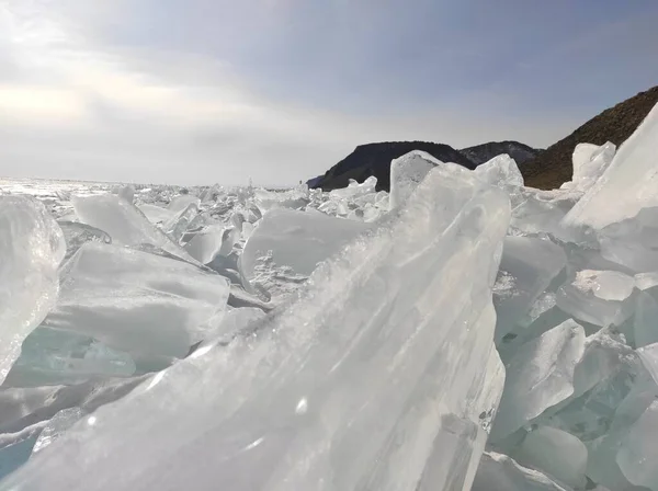 Blocchi trasparenti di ghiaccio al sole — Foto Stock