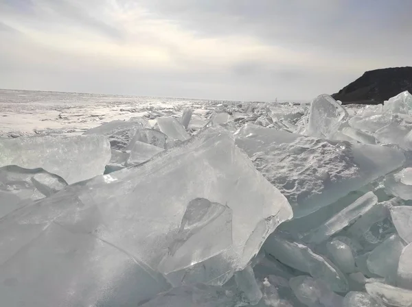 Bloques transparentes de hielo en el sol —  Fotos de Stock