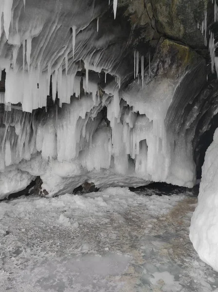 Grotta con trasparente e ghiaccio — Foto Stock