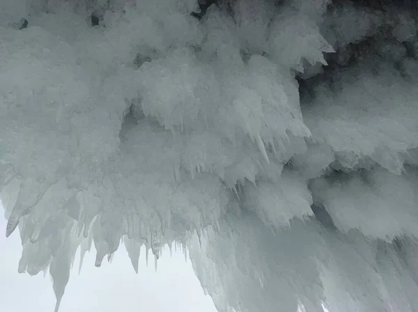 Caverna com transparente e gelo — Fotografia de Stock