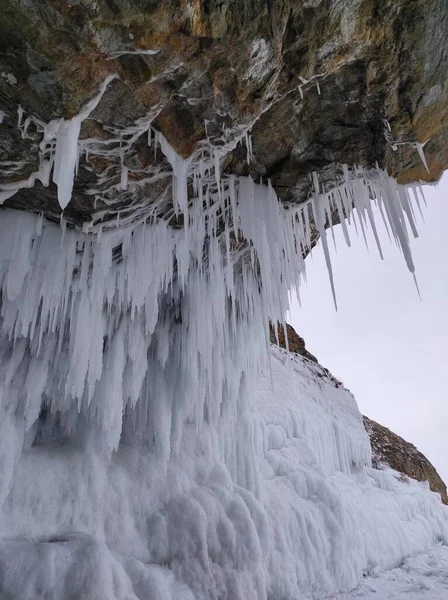 Caverna com transparente e gelo — Fotografia de Stock