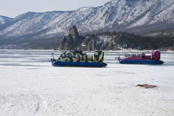 在湖上或沿河冰上活动的冬季交通工具 — 图库照片