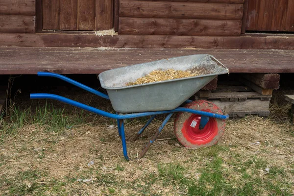 Grande carrinho de mão de metal para jardinagem — Fotografia de Stock