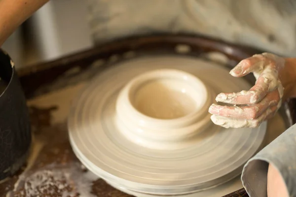 女の手で釜の上の粘土で料理を作る — ストック写真
