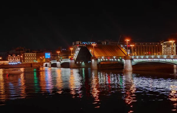 Noite Neva com luzes, ponte levadiça — Fotografia de Stock