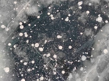 Gölün şeffaf buzunda kabarcıklar