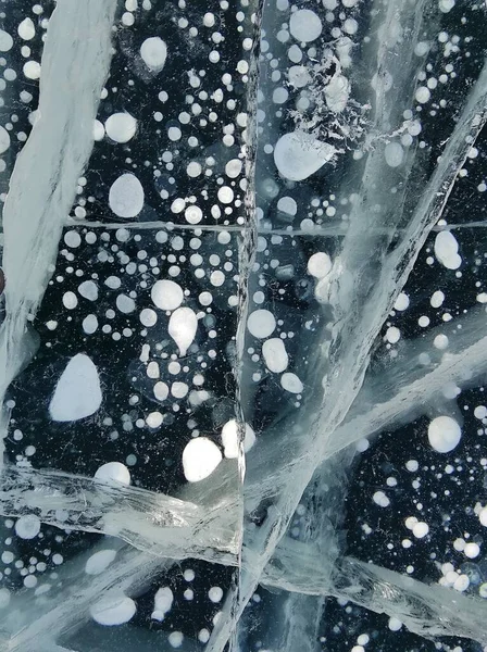 Burbujas en el hielo transparente del lago — Foto de Stock