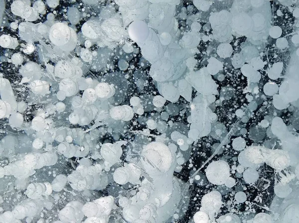 Blasen im transparenten Eis des Sees — Stockfoto