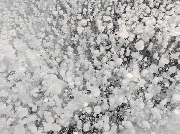 Burbujas en el hielo transparente del lago — Foto de Stock