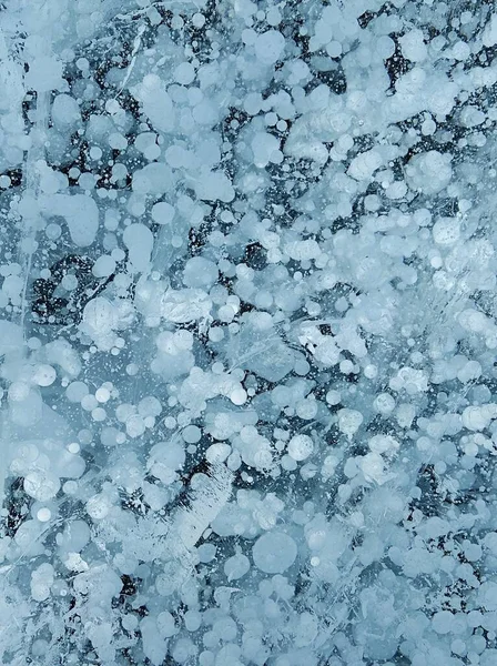 Bolhas no gelo transparente do lago — Fotografia de Stock